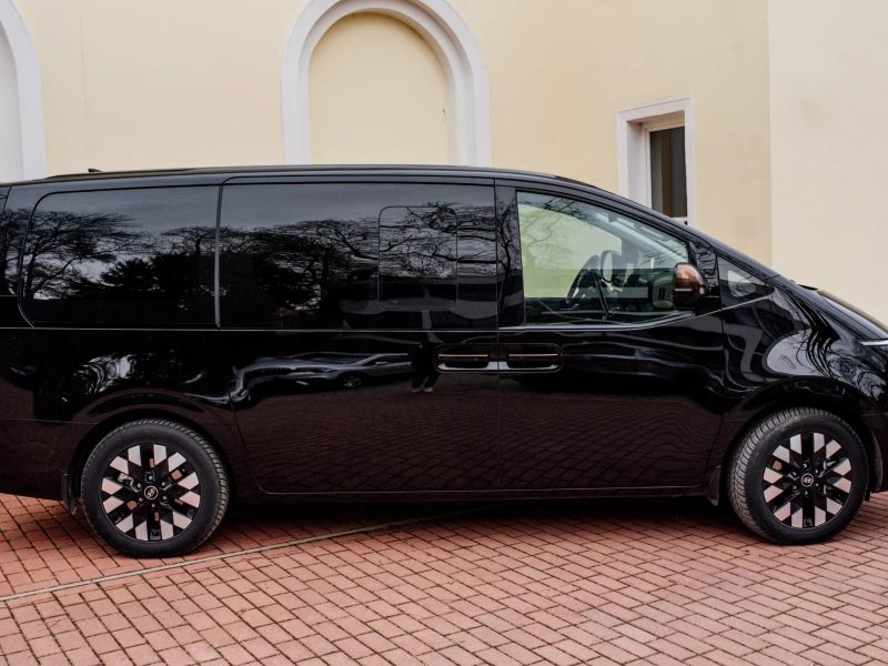 Hyundai Staria Luxury kisbusz bérlés