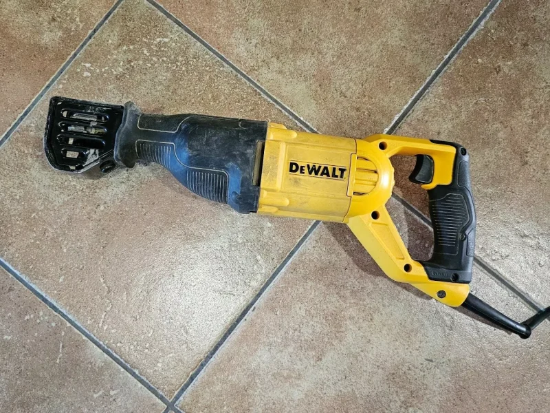 DeWalt DWE357K-QS szablyafűrész kölcsönzése Debrecenben