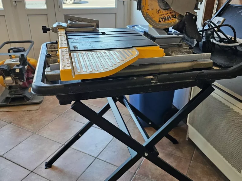 DeWalt D24000-QS elektromos csempevágó kölcsönzése Debrecenben