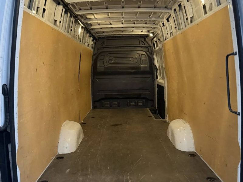 Mercedes Sprinter - hosszított, magasított zárt áruszállító