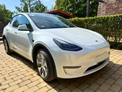 Tesla Model Y Long Range AWD személyautó bérlés