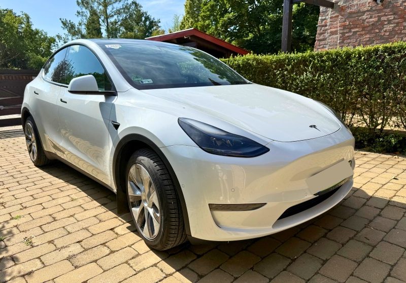 Tesla Model Y Long Range AWD személyautó bérlés