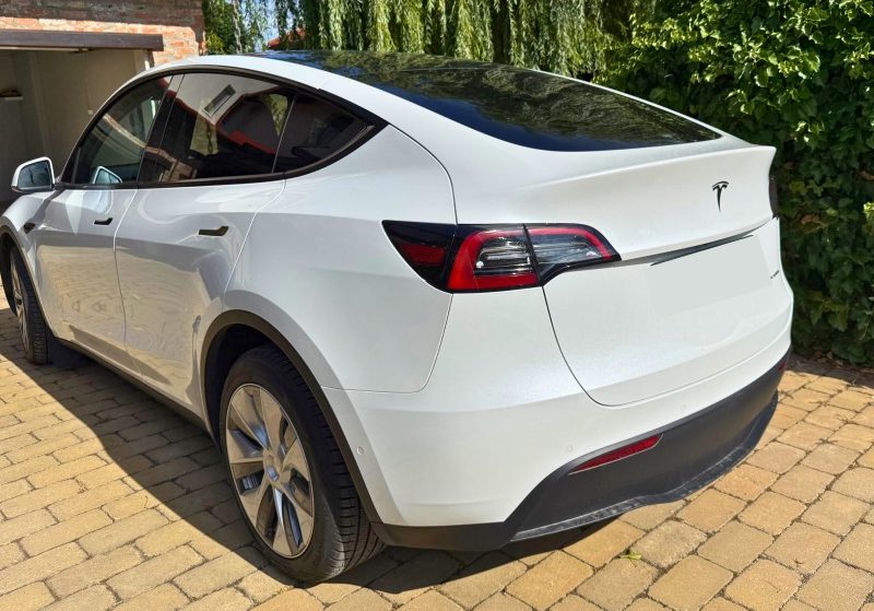 Tesla Model Y Long Range AWD személyautó bérlés