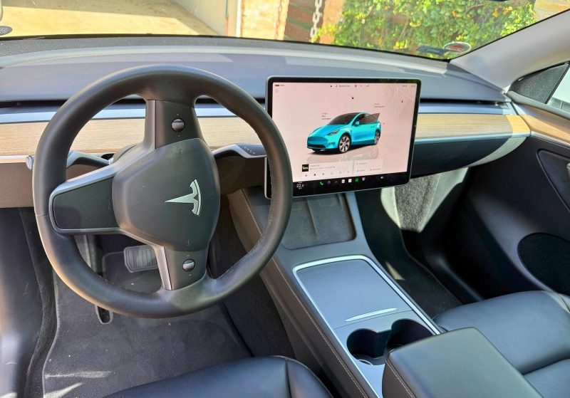 Tesla Model Y Long Range AWD személyautó bérlés