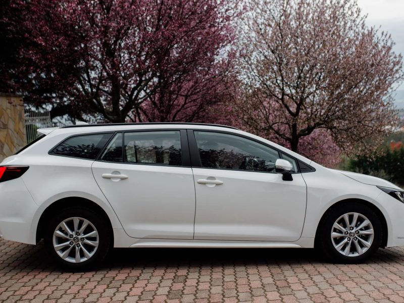 Toyota Corolla 1.8 Hybrid személyautó bérlés