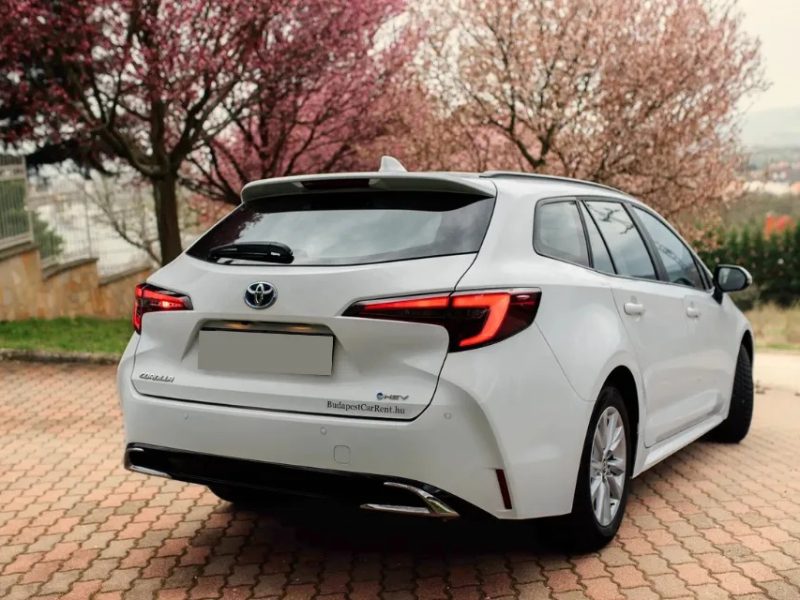Toyota Corolla 1.8 Hybrid személyautó bérlés