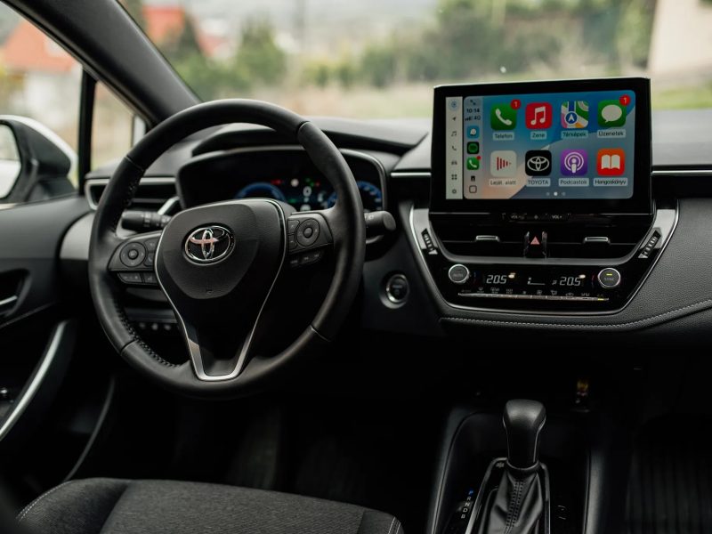 Toyota Corolla 1.8 Hybrid személyautó bérlés