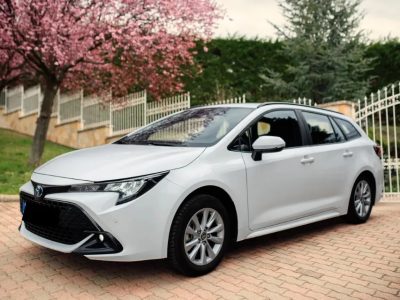 Toyota Corolla 1.8 Hybrid személyautó bérlés