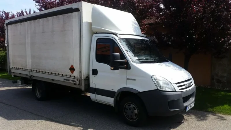 Iveco Daily Ponyvás MZM-077 kölcsönözhető Budapesten