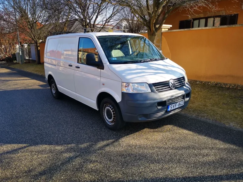 VW Transporter T5 SYF-843 bérbe vehető Budapesten