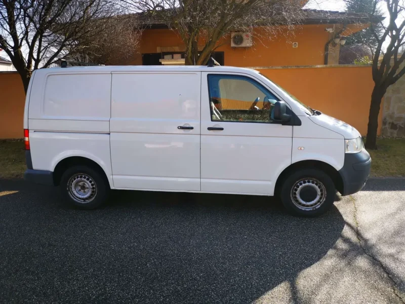 VW Transporter T5 SYF-843 bérbe vehető Budapesten