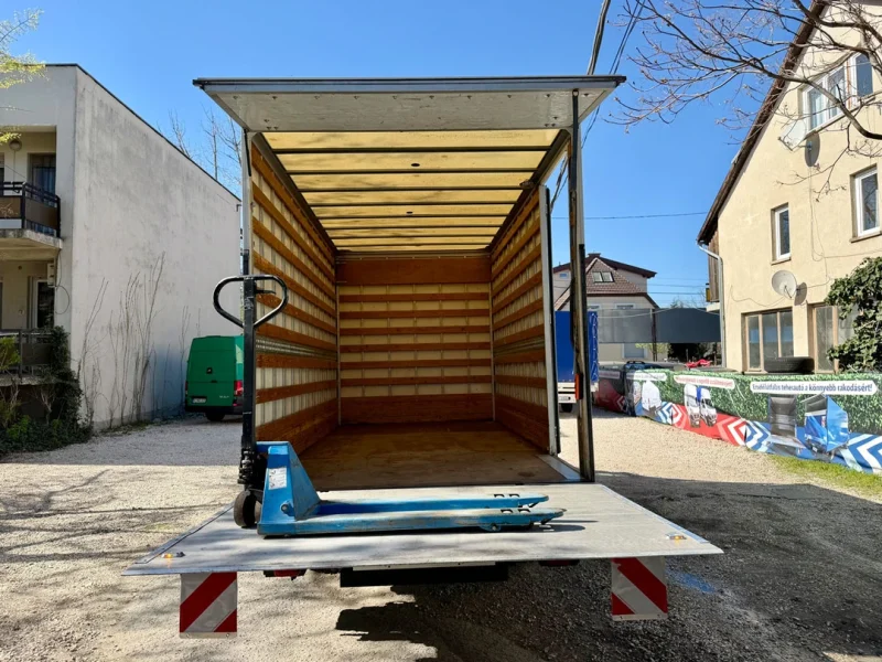 Emelőhátfalas MAN TGE bérlés Budapesten