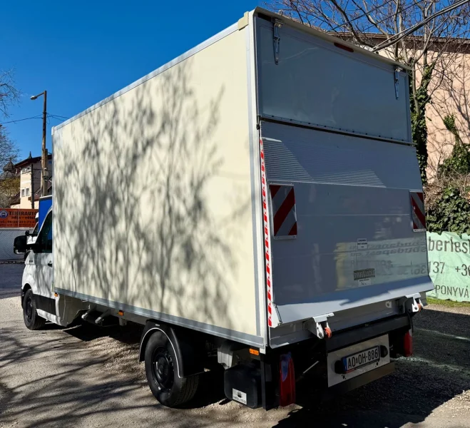 Emelőhátfalas MAN TGE bérlés Budapesten