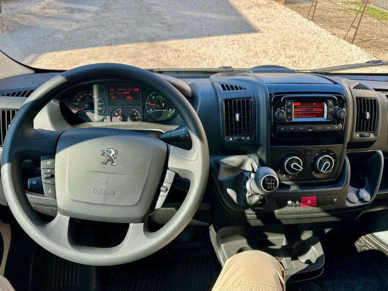 Ponyvás Peugeot Boxer 20 m³ bérlés Budapesten