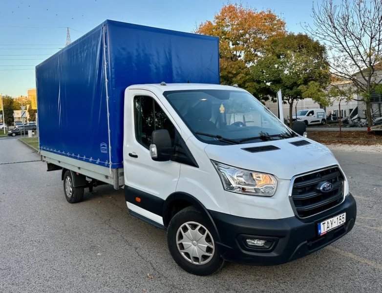 Platós-ponyvás Ford Transit bérlés vonóhoroggal Budapesten