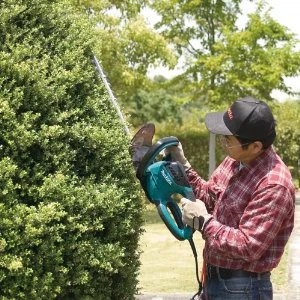 MAKITA UH5580 ELEKTROMOS SÖVÉNYVÁGÓ 55CM PENGÉVEL – bérlés Alsónémediben